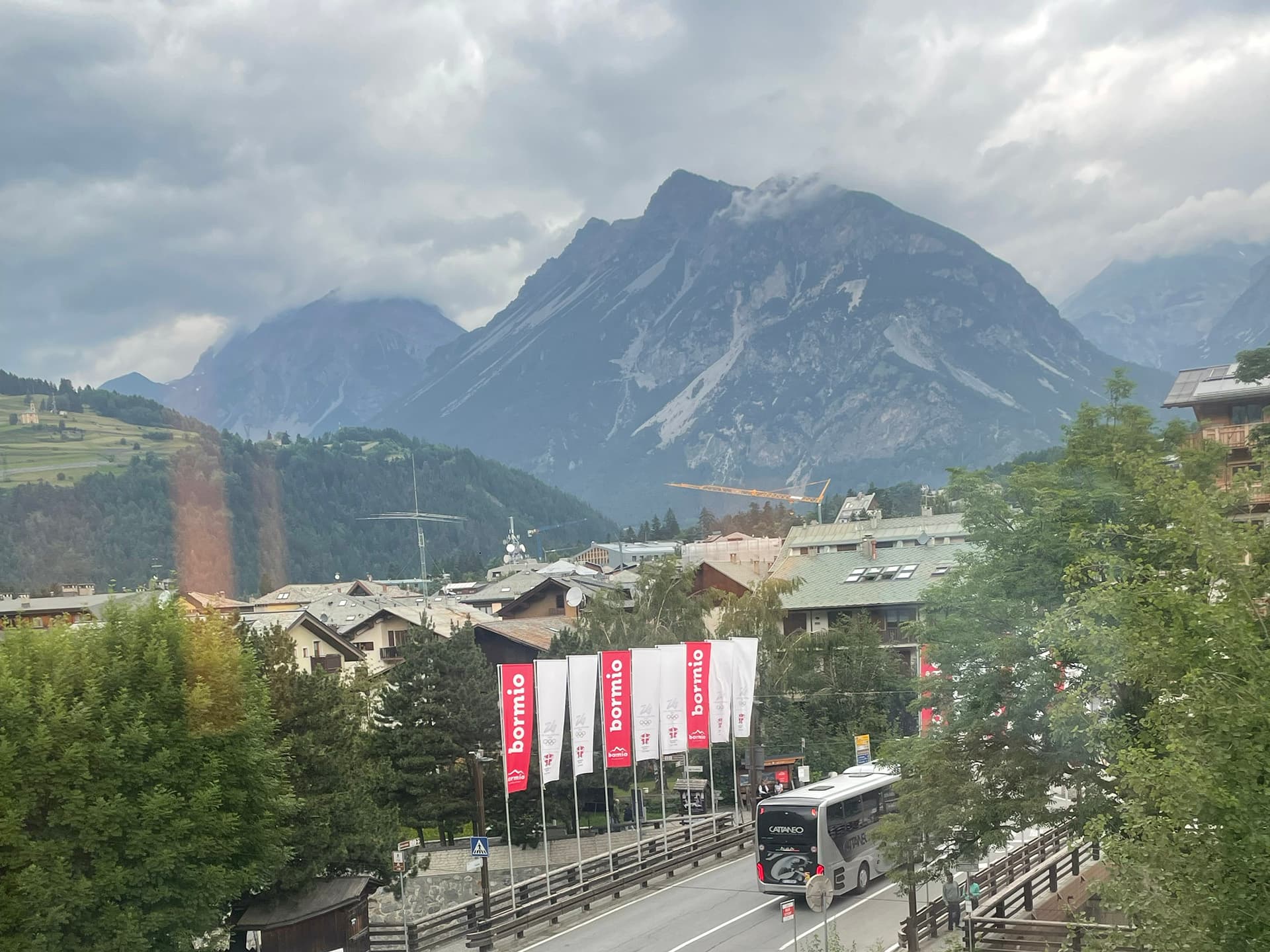 Uitzicht op Stelviopas met dreigende wolken vanaf het hotel in Bormio