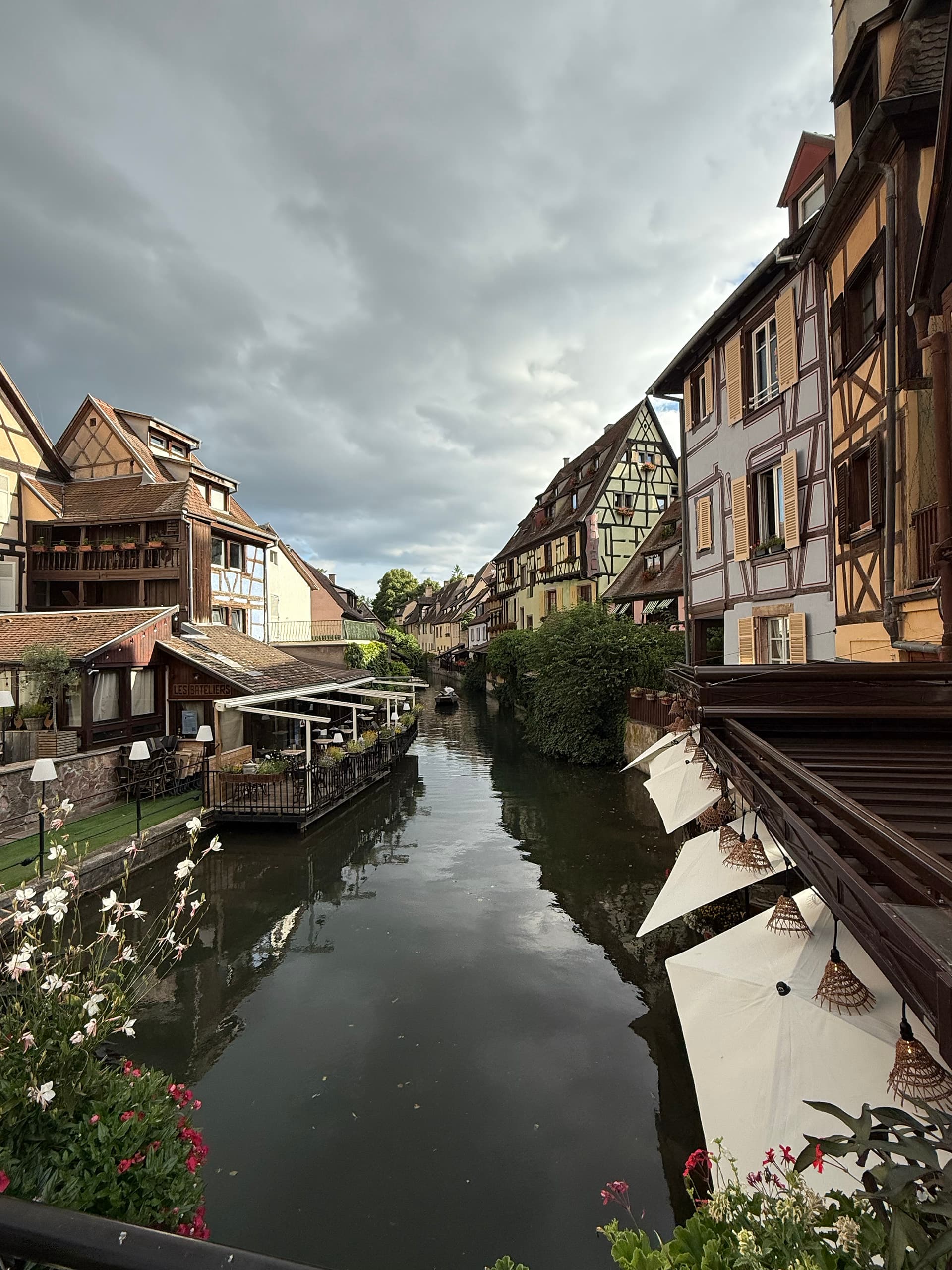 Motor op zonnig plein in Colmar