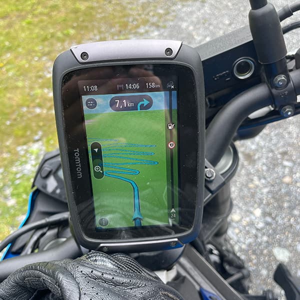 Foto van het gps-scherm bij het begin van de klim vanuit Bormio, met een lange reeks haarspeldbochten