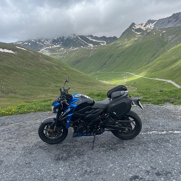 Motor geparkeerd met zicht op de vallei, bij wat ik dacht dat de top van de Stelvio was