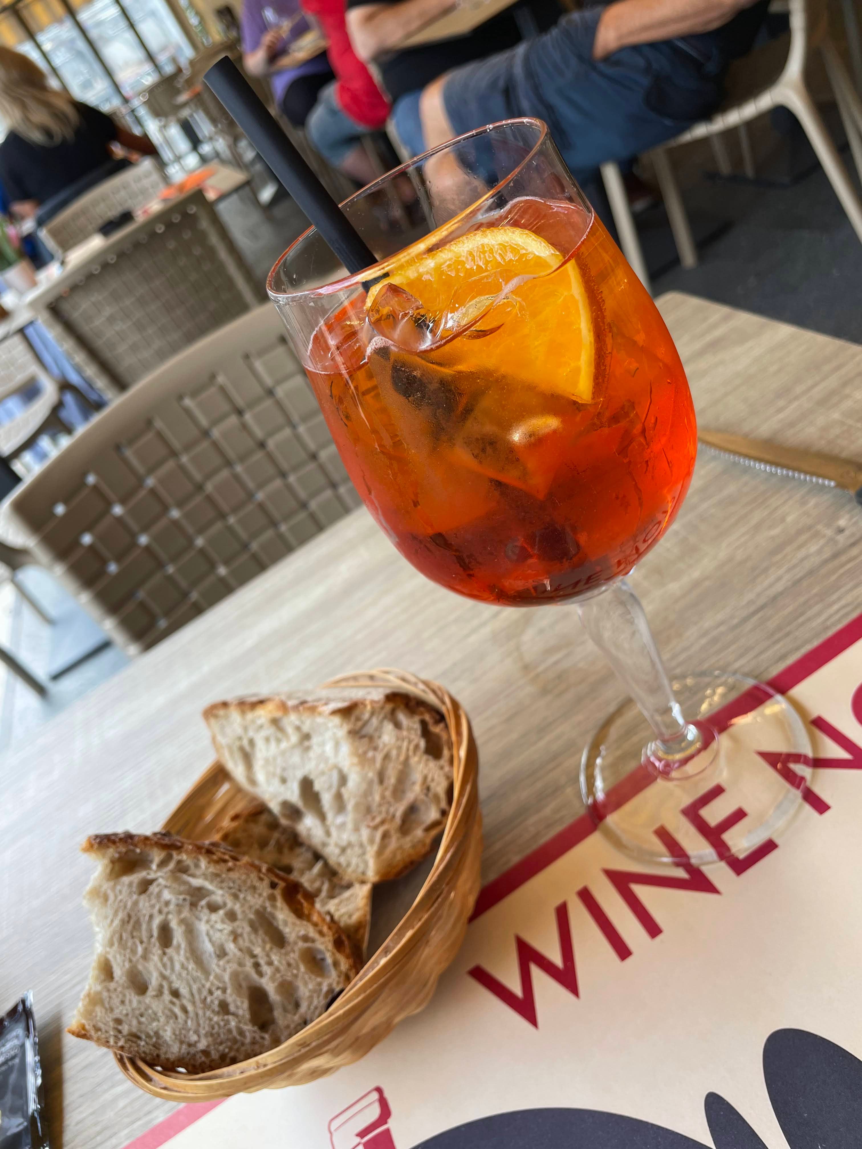 Aperol spritz met brood op een terras in Locarno
