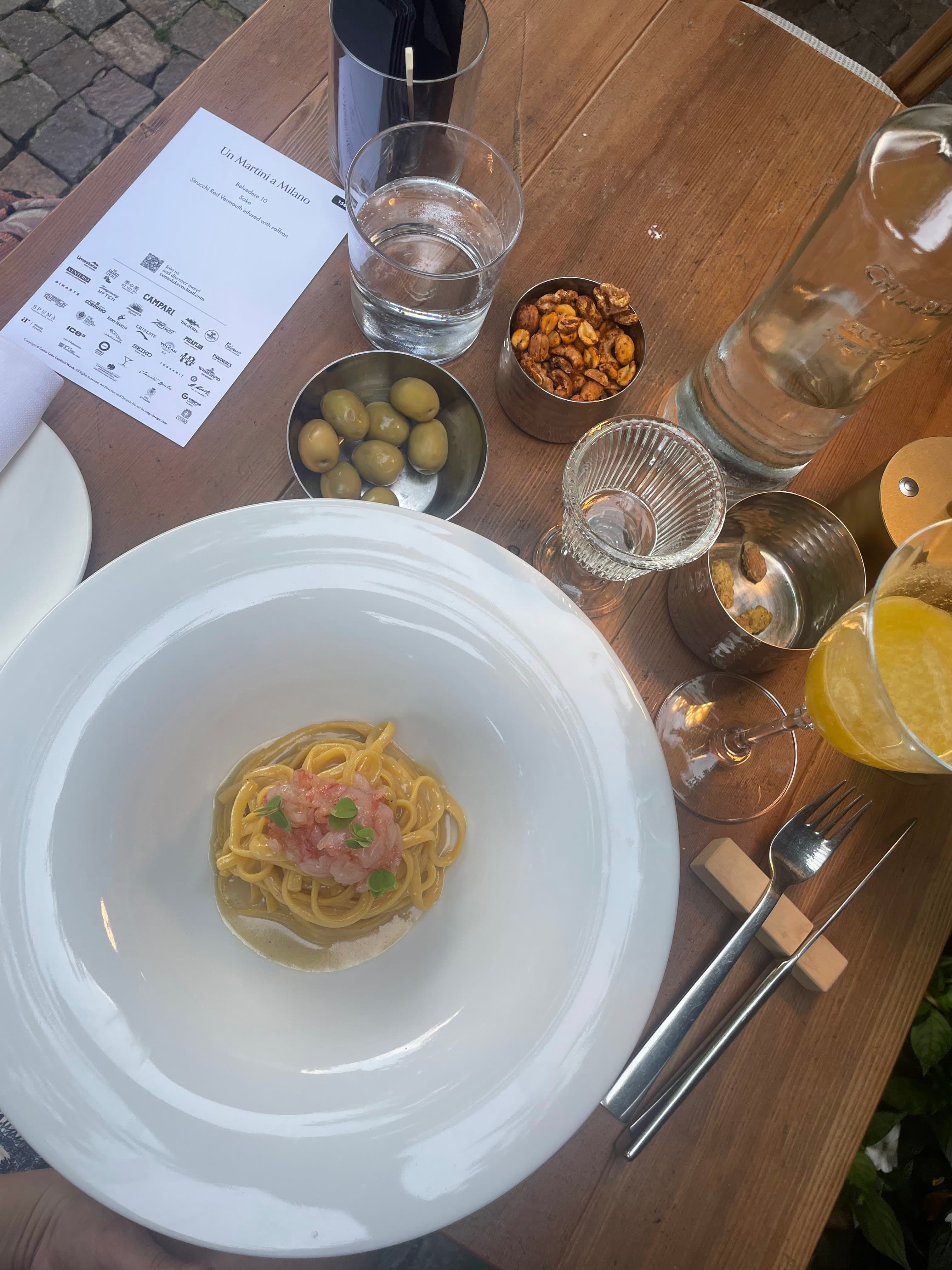 Aperitief en pasta tijdens een diner aan het Comomeer