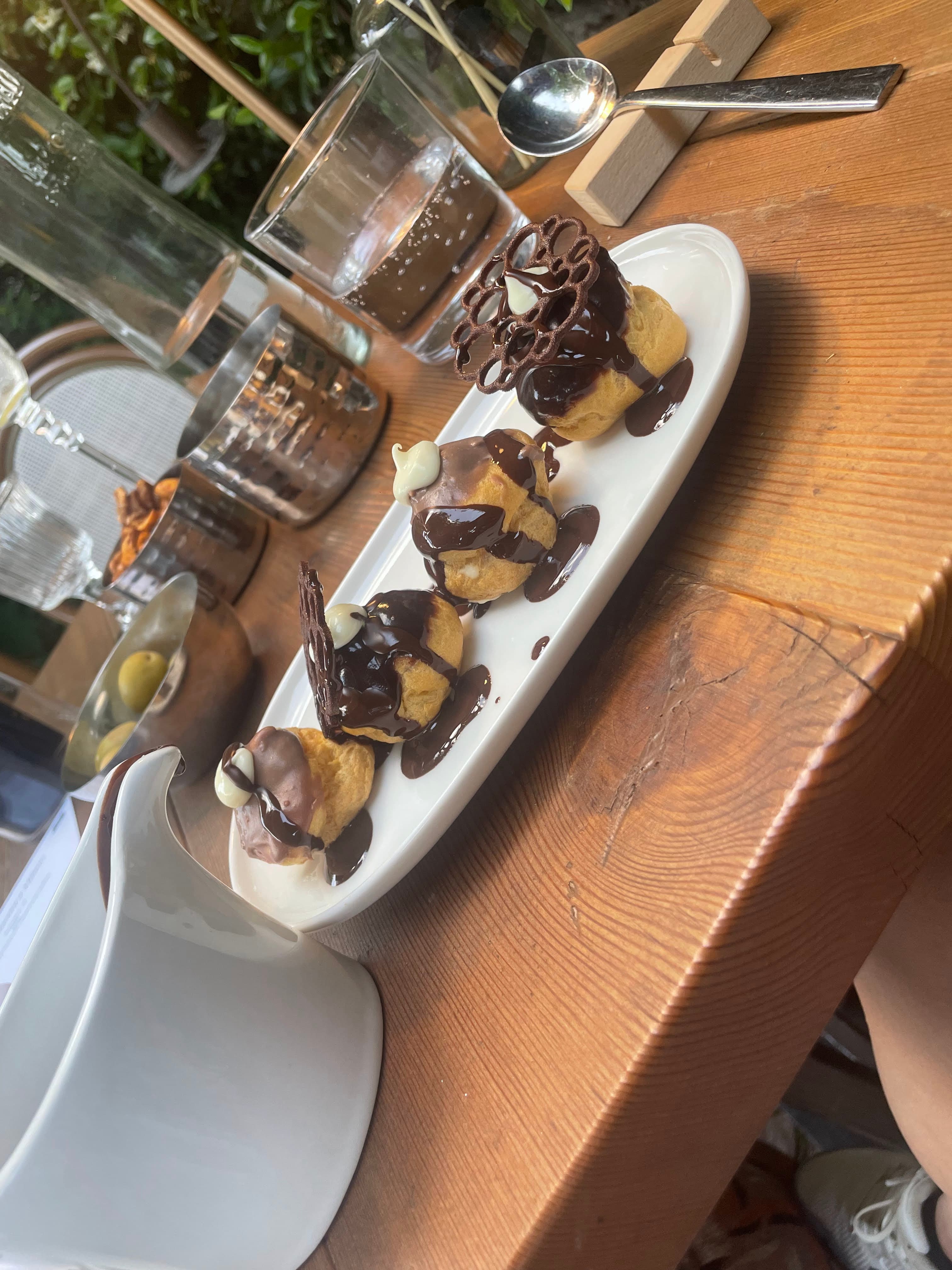 Dessert met chocoladesaus tijdens het diner aan het Comomeer