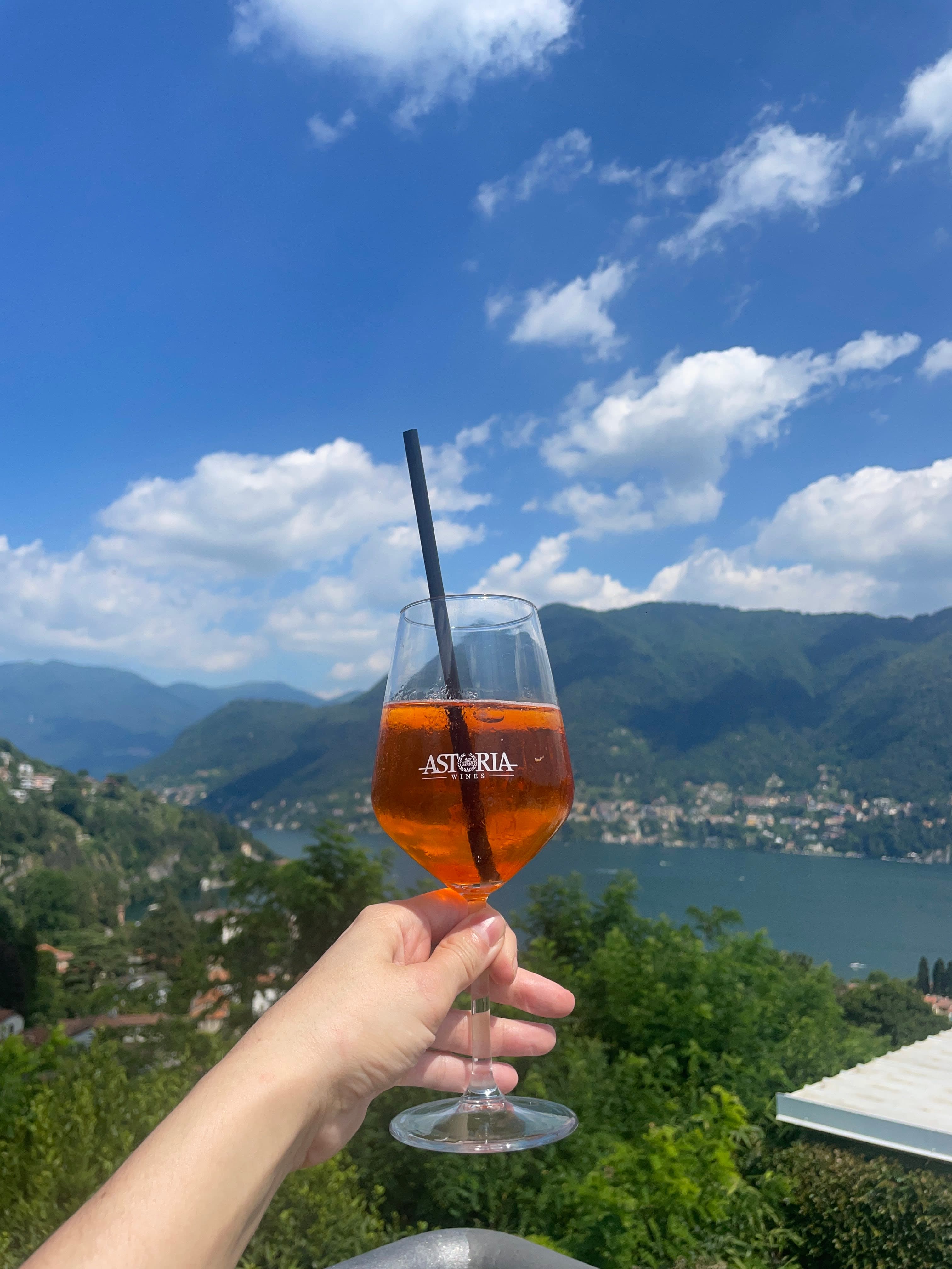 Aperol Spritz met zicht op het Comomeer