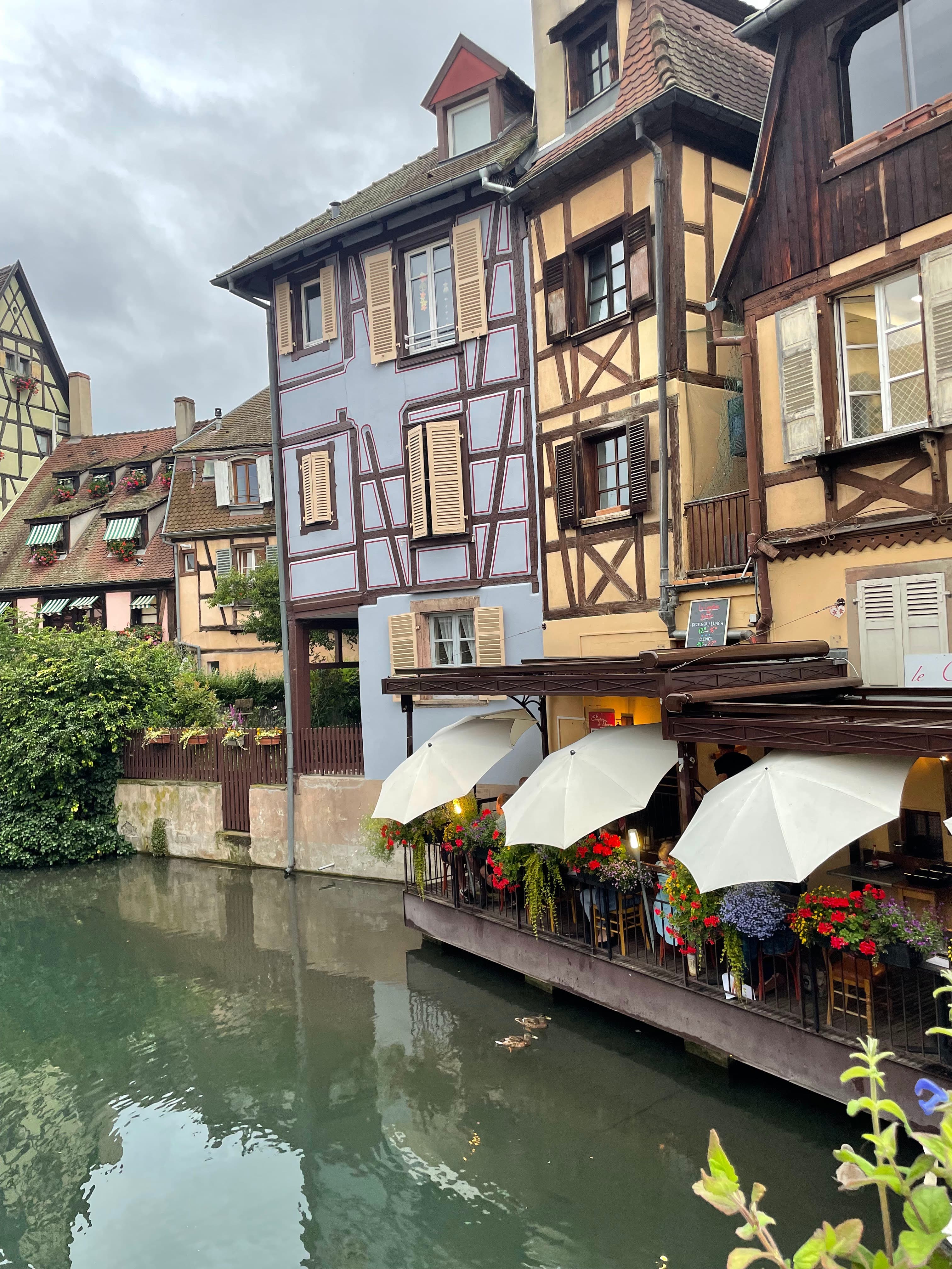 Pastelkleurige vakwerkhuisjes langs het water in Colmar