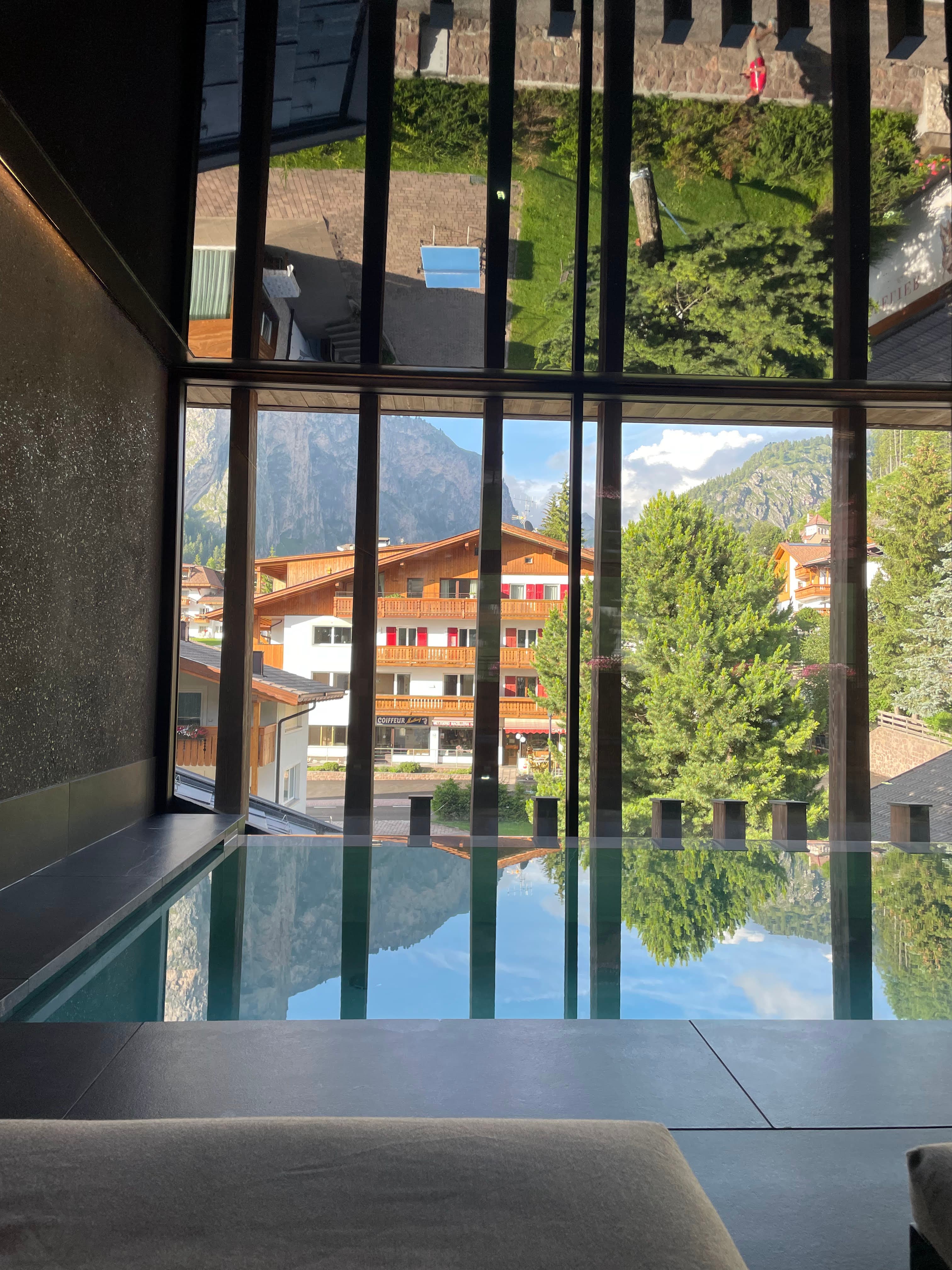 Infinity zwembad met zicht op de Dolomieten vanuit het hotel in Selva