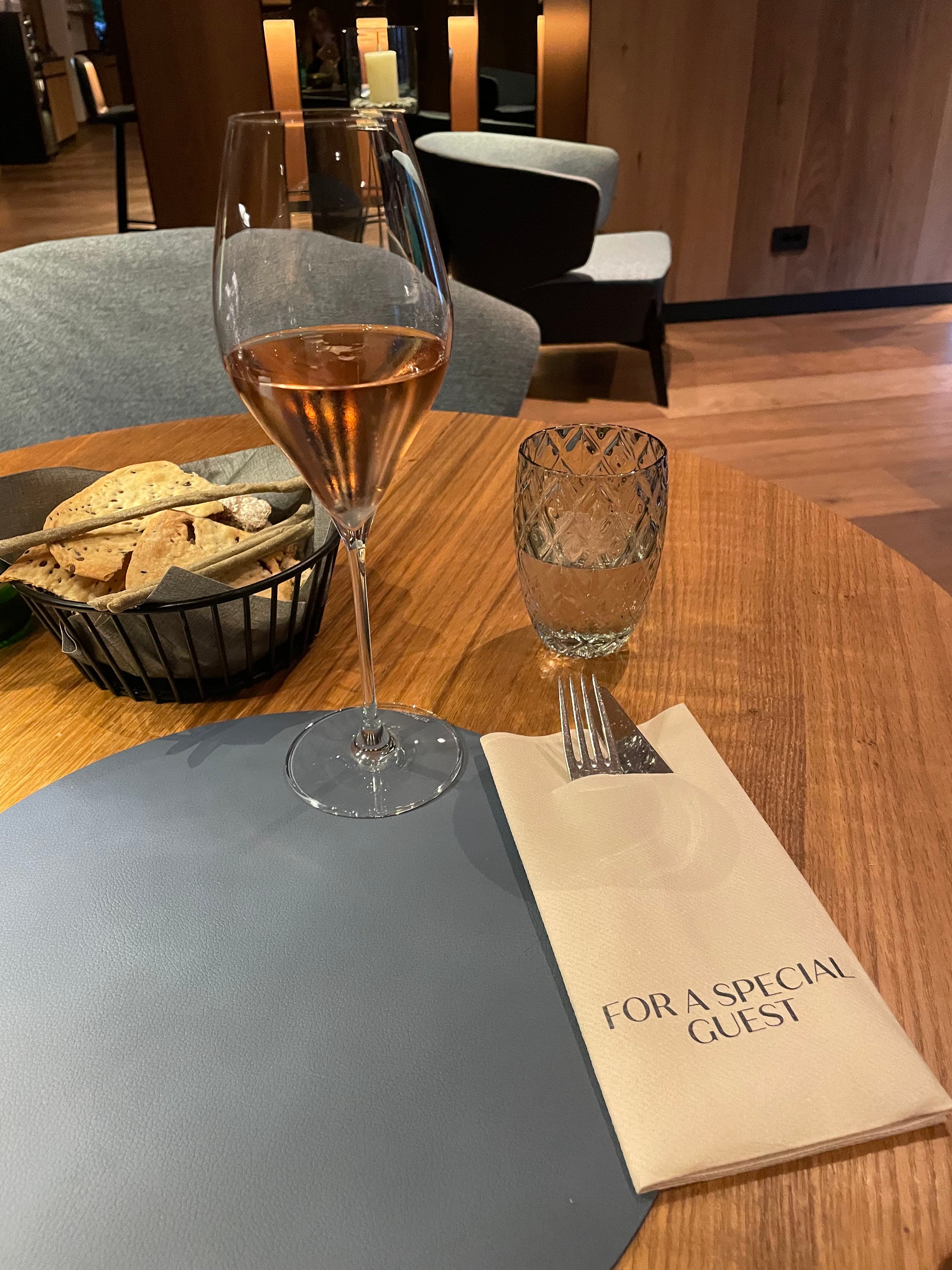 Glas rosé en brood op tafel in het hotelrestaurant in Selva