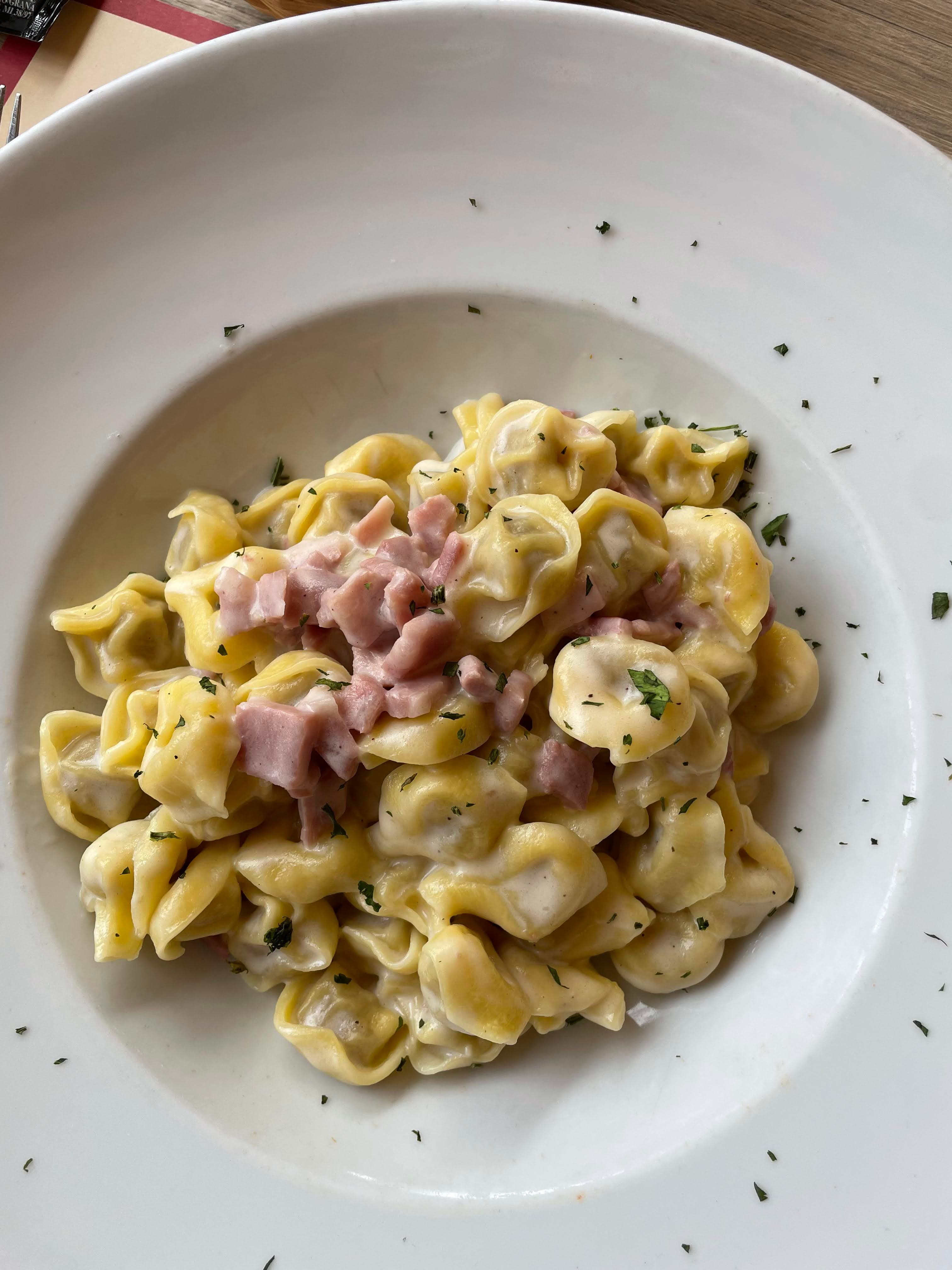 Bord tortellini prosciutto in een restaurant in Locarno