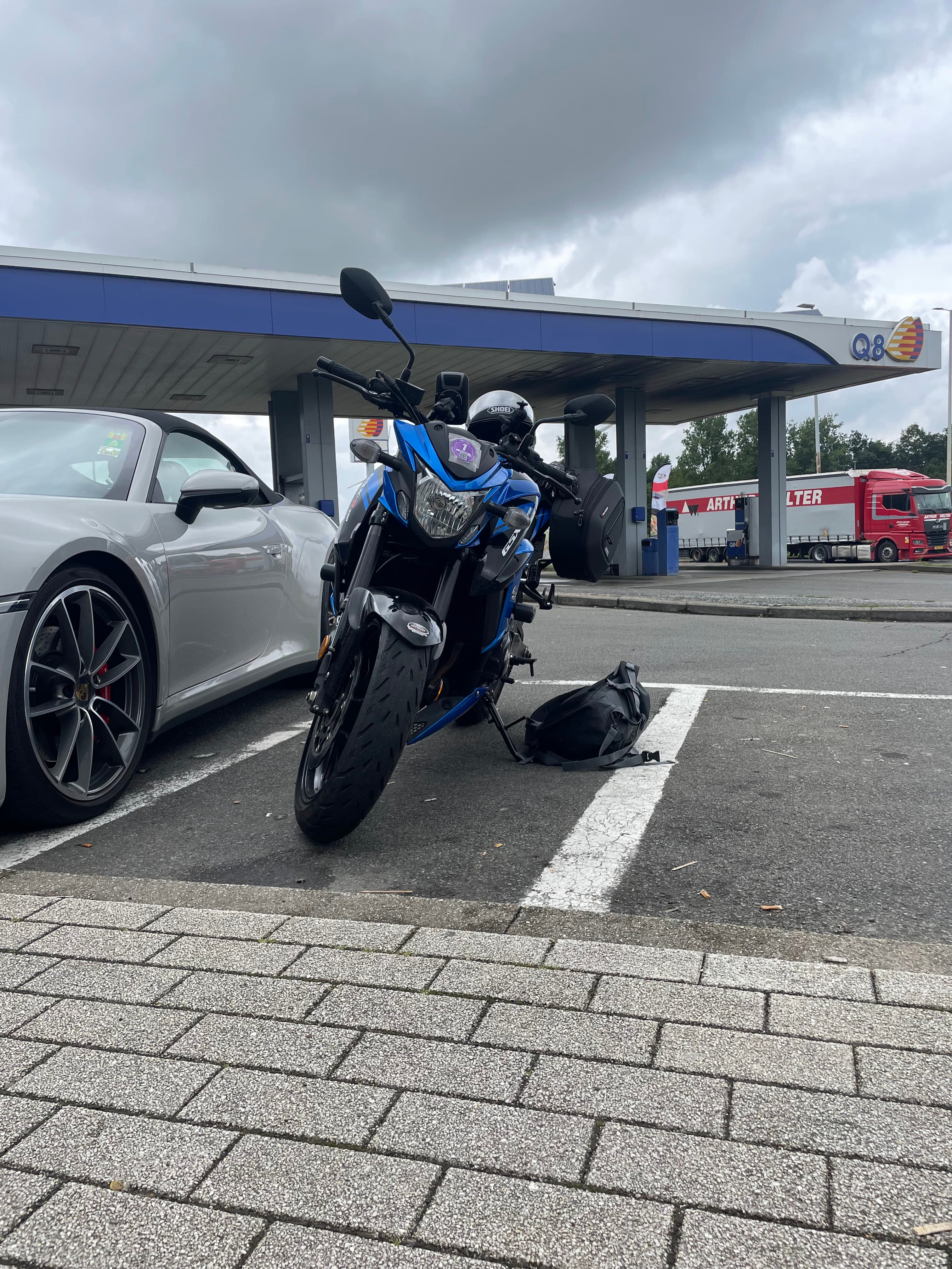 Motor op een tankstationparking tijdens een stop voor een worstenbroodje
