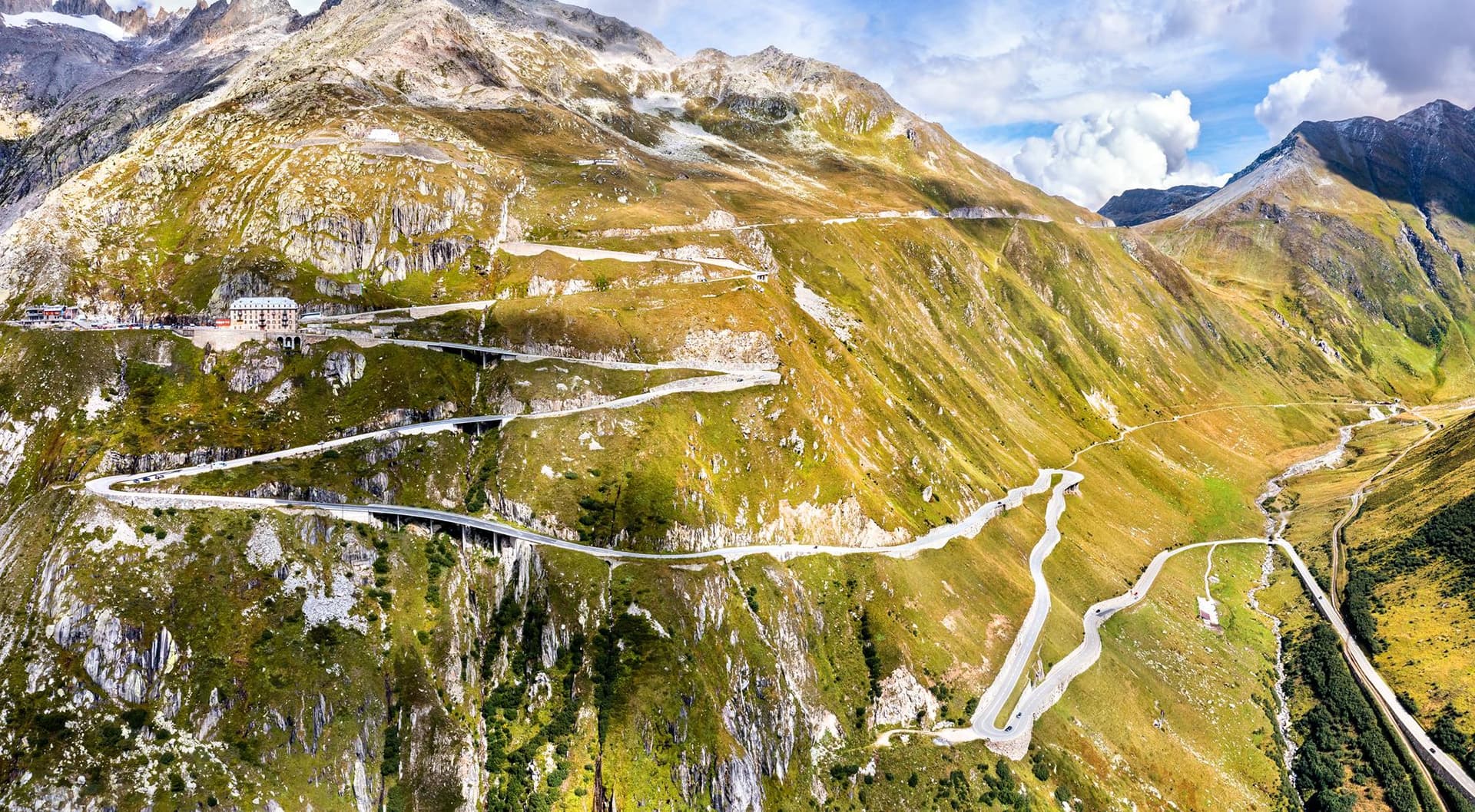 Bergweg met haarspeldbochten en uitzicht op de Gotthardpas