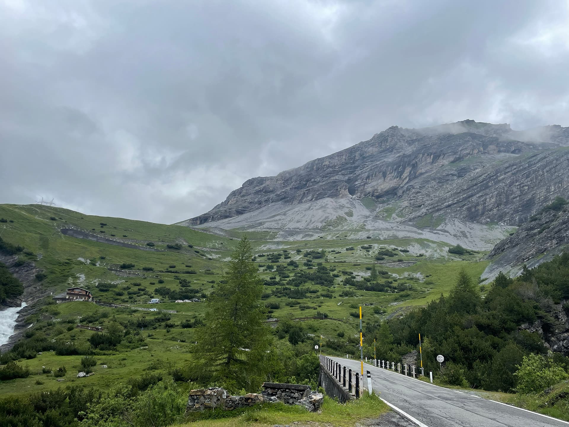 Uitzicht op haarspeldbochten van Stelvio langs de Bormio zijde