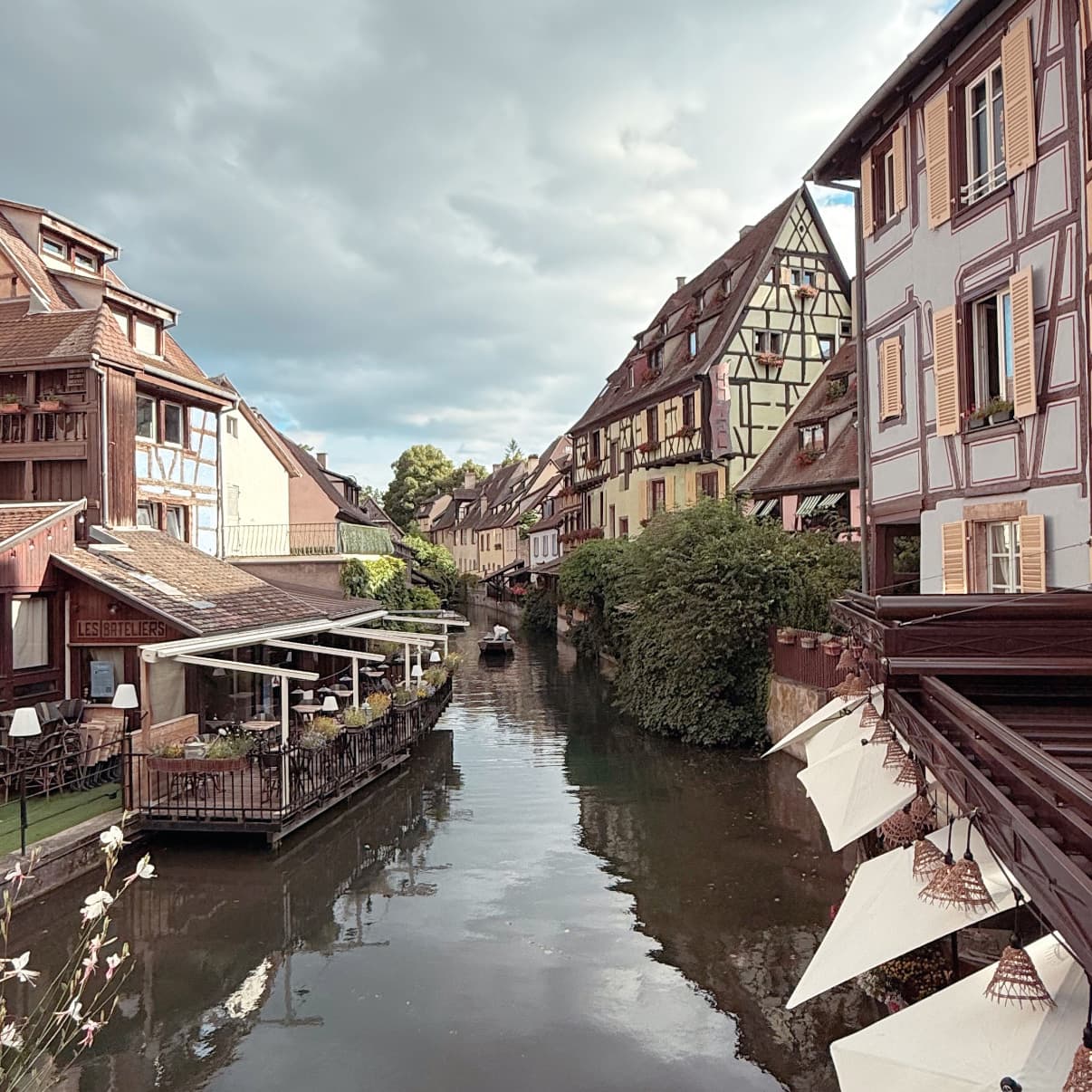 De bekende kanalen en gekleurde huisjes in Colmar