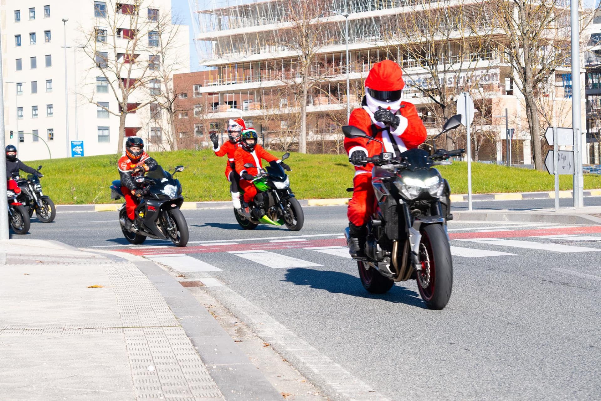 motorhelm, handschoenen en cadeaus op tafel met kerstverlichting
