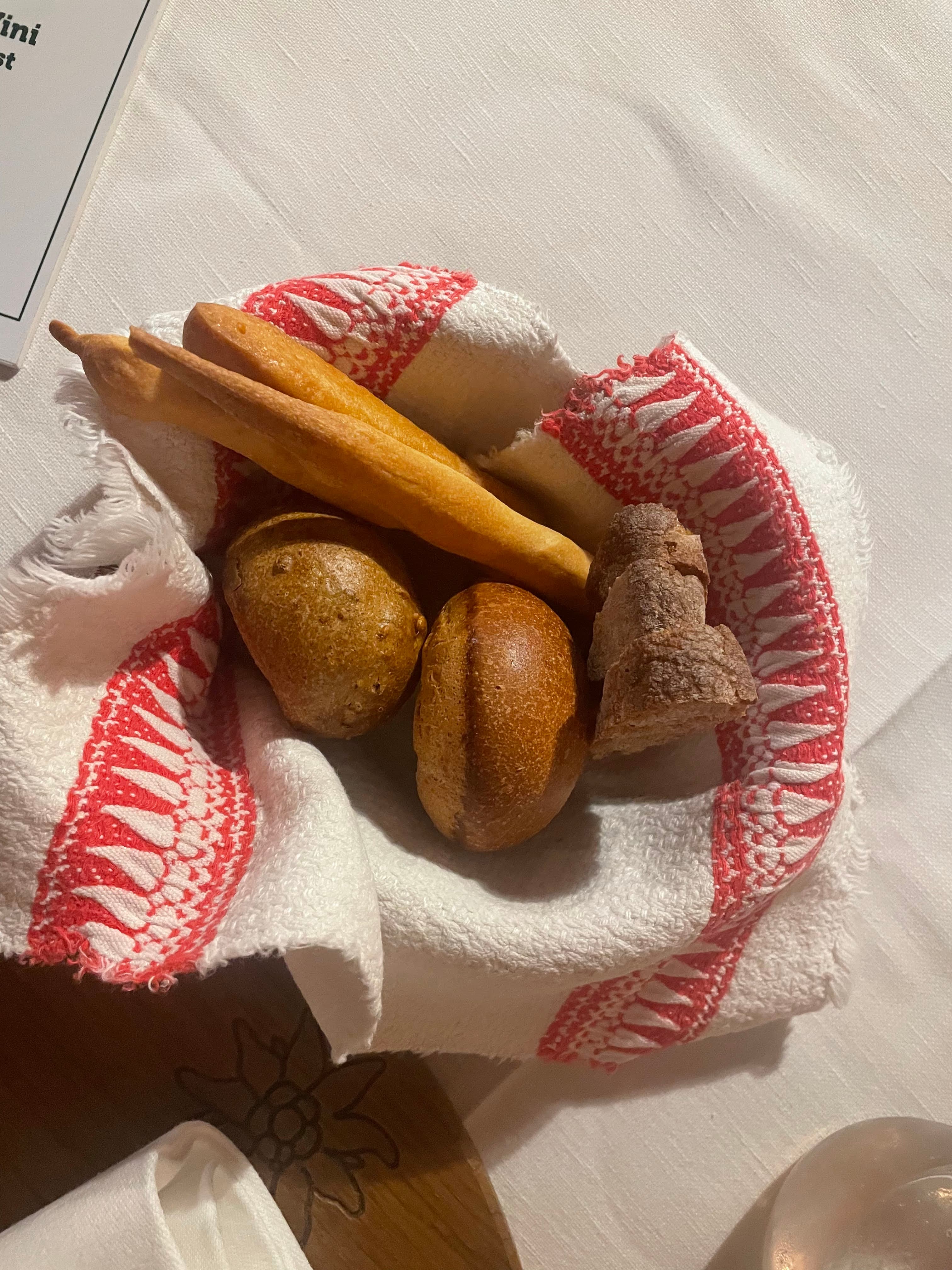 Mandje met vers gebakken brood bij het avondeten in Bormio