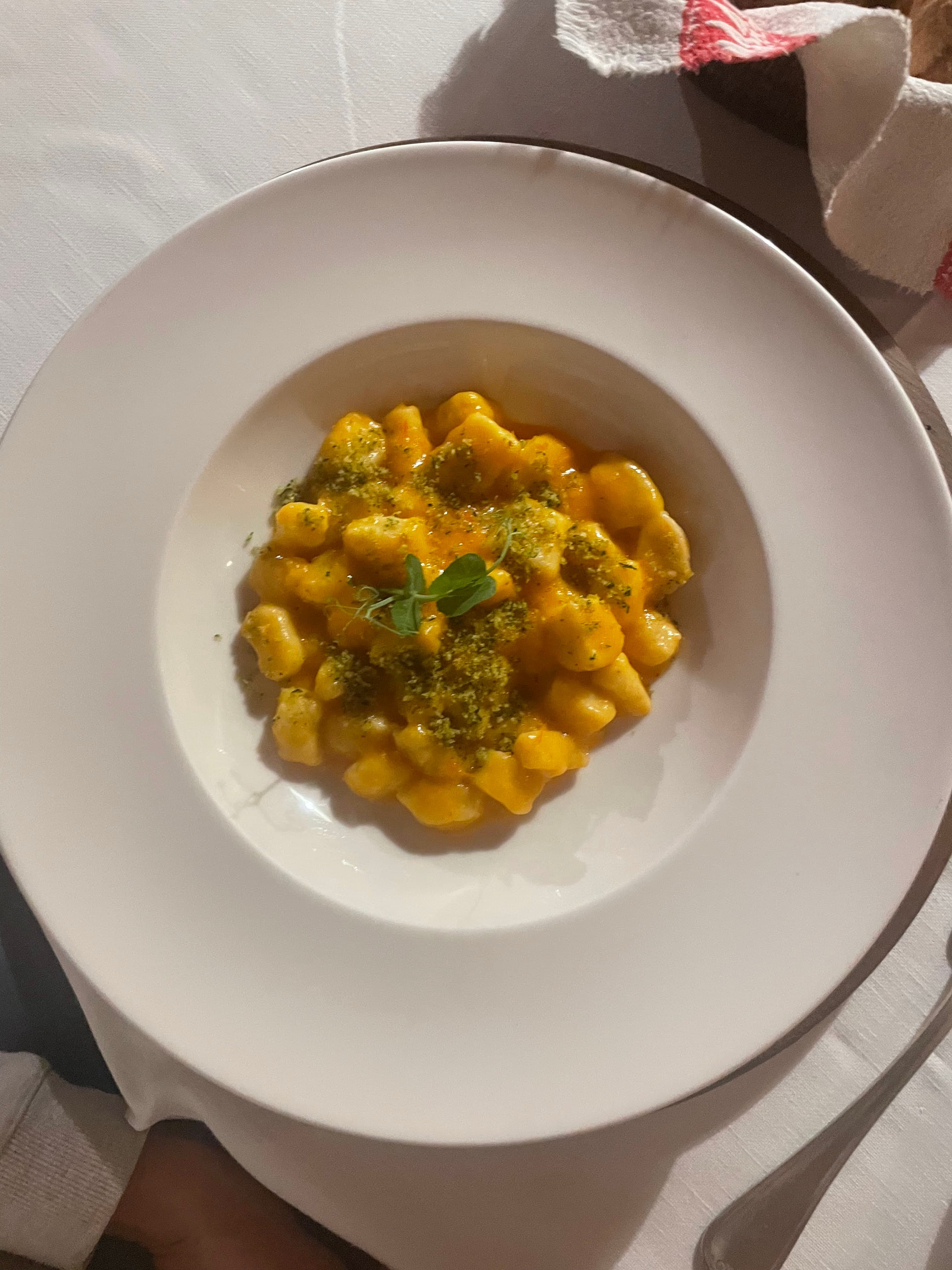 Pompoengnocchi met pesto in een hotelrestaurant in Bormio