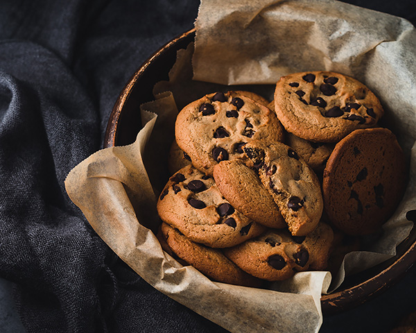 Illustratie van een motorhelm, laptop en privacy-iconen als symbool voor online veiligheid.