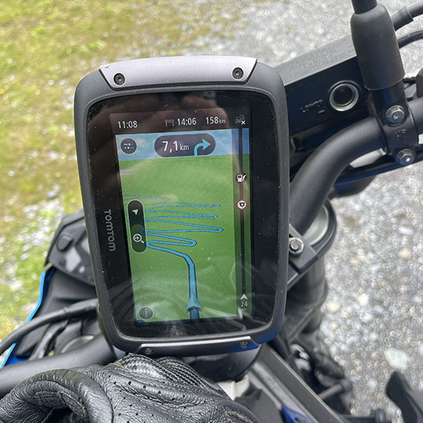 Foto van het gps-scherm bij het begin van de klim vanuit Bormio, met een lange reeks haarspeldbochten