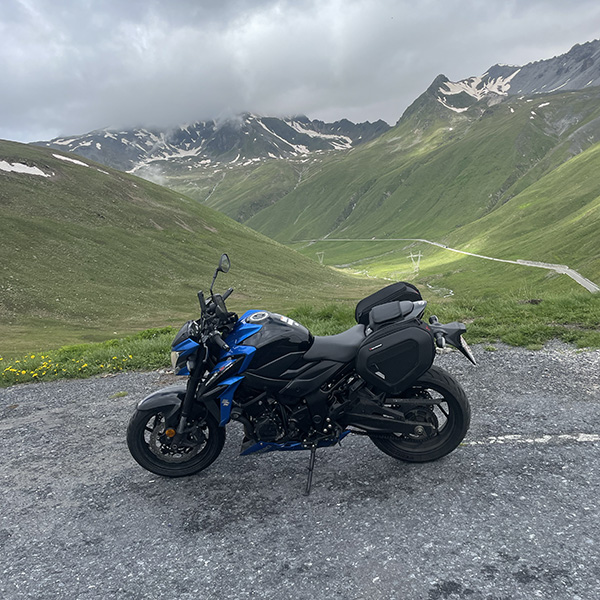 Motor geparkeerd met zicht op de vallei, bij wat ik dacht dat de top van de Stelvio was
