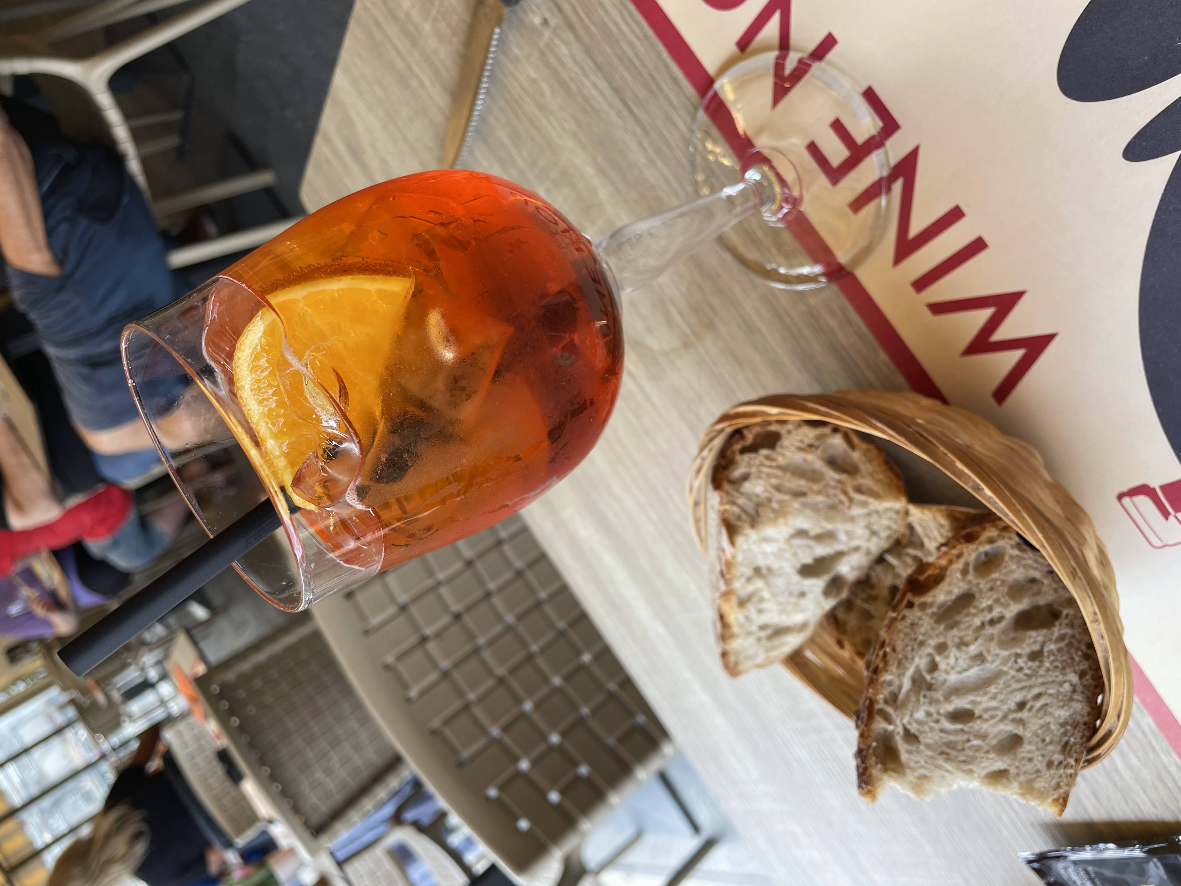 Aperol spritz met brood op een terras in Locarno