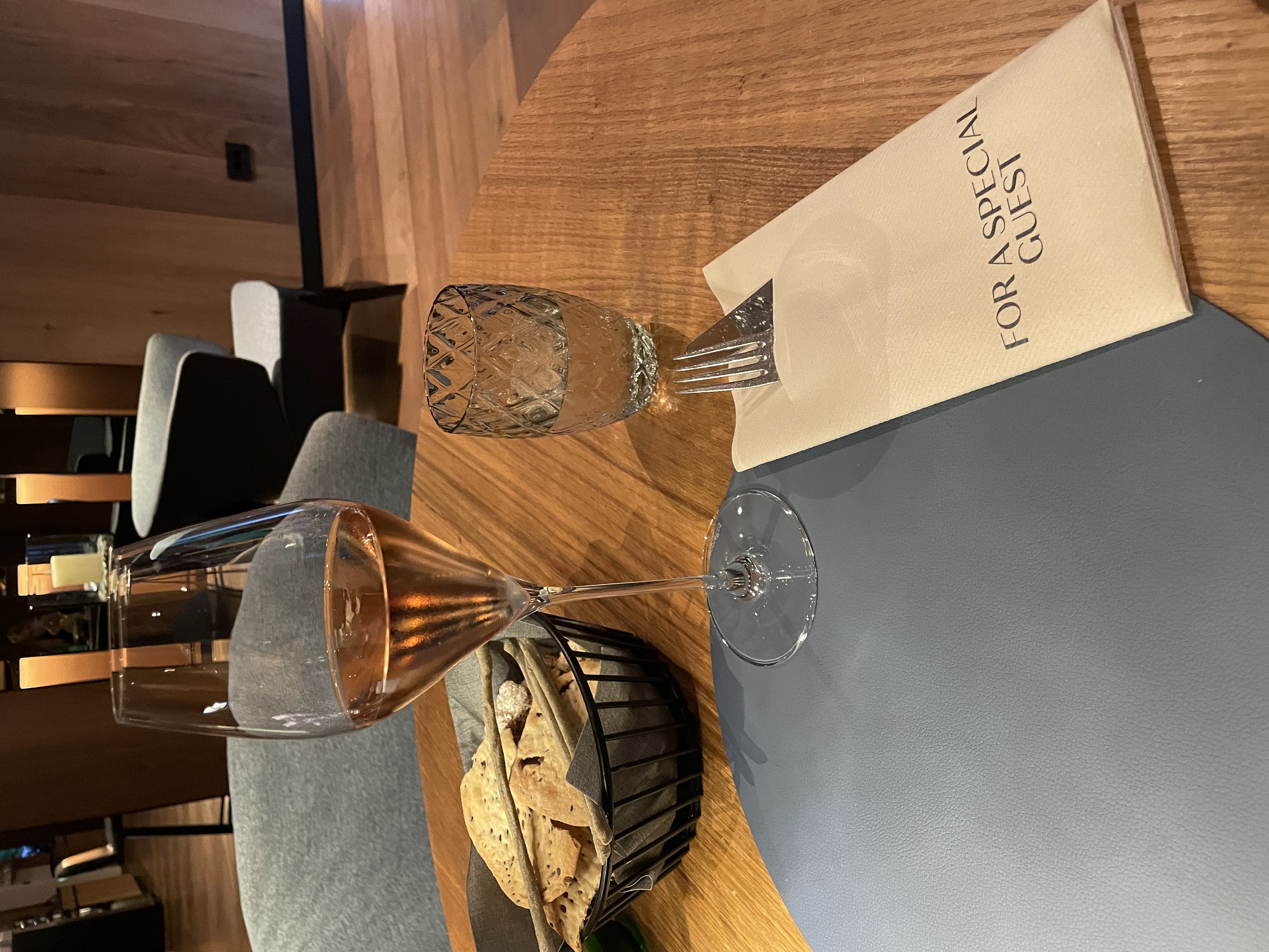 Glas rosé en brood op tafel in het hotelrestaurant in Selva