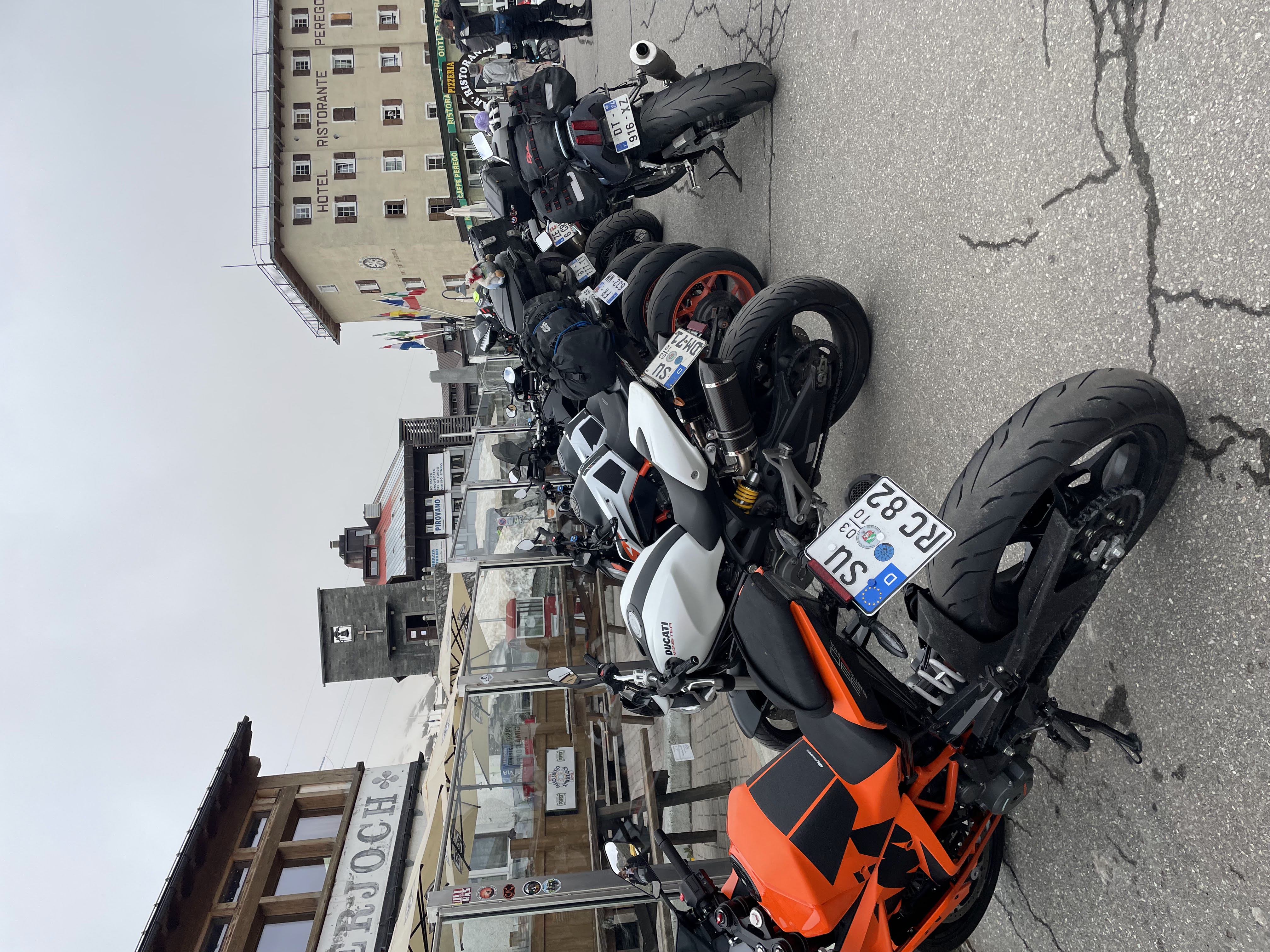 Bikers paradise op de top, alles staat door elkaar geparkeerd.