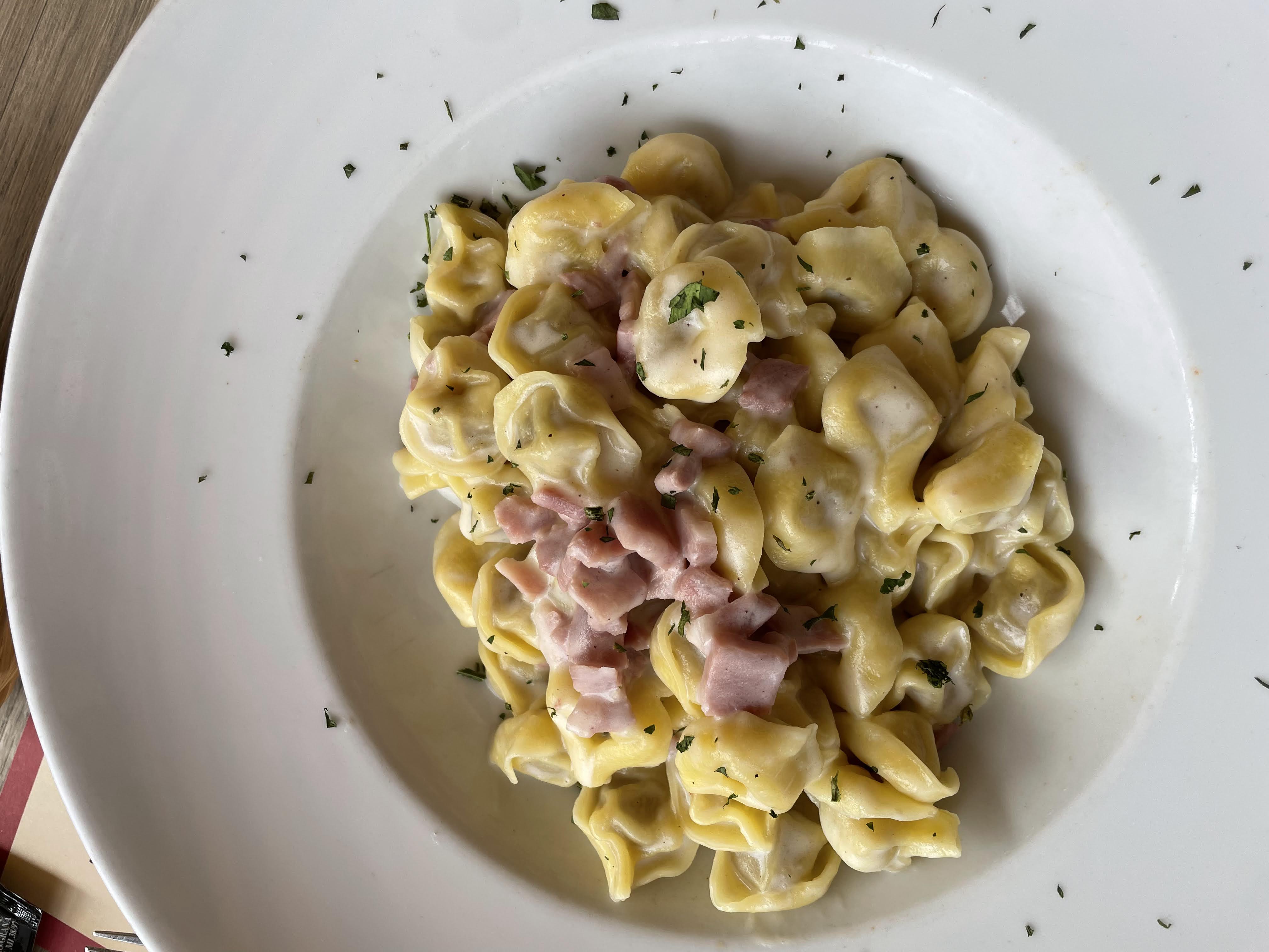 Bord tortellini prosciutto in een restaurant in Locarno