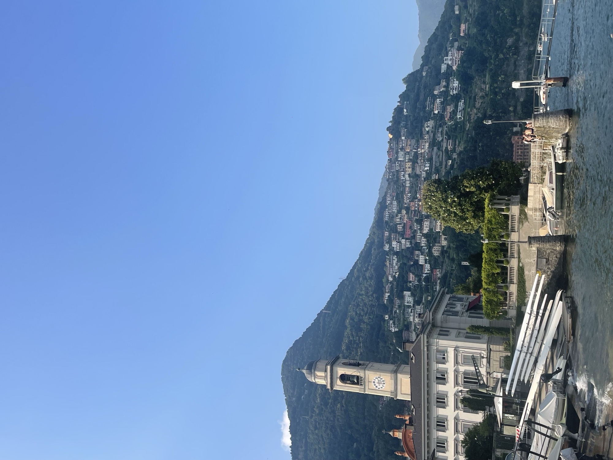 Het kerkje en de kleine haven van Cernobbio, waar ik overnachtte tijdens mijn eerste solo motortrip naar Italië.