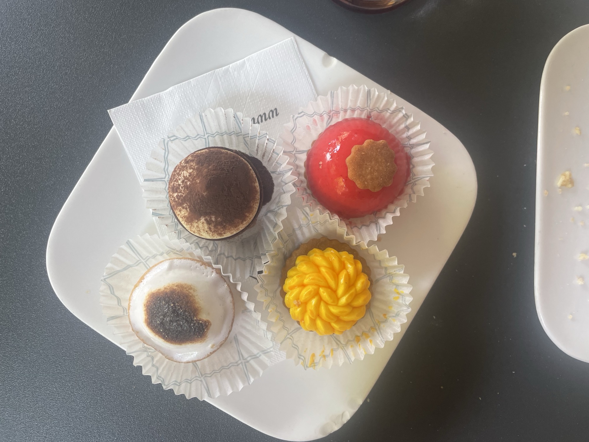 Kleine pasteitjes bij Covo Pasticceria aan het lungolago van Malgrate: tiramisu, citroen en framboos.