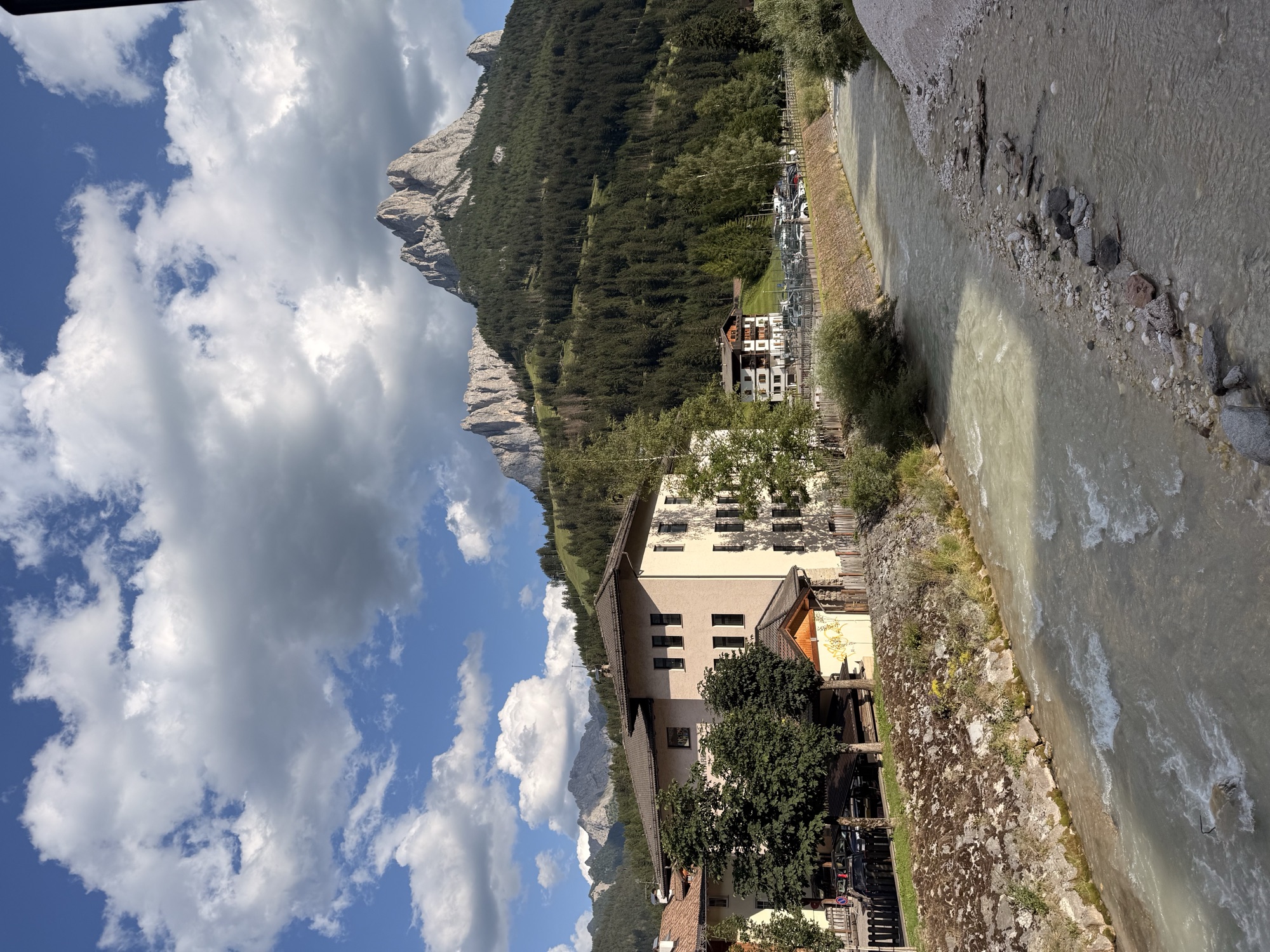 Het riviertje dat door het Val di Fassa stroomt, met zicht op diezelfde Catinaccio-pieken.