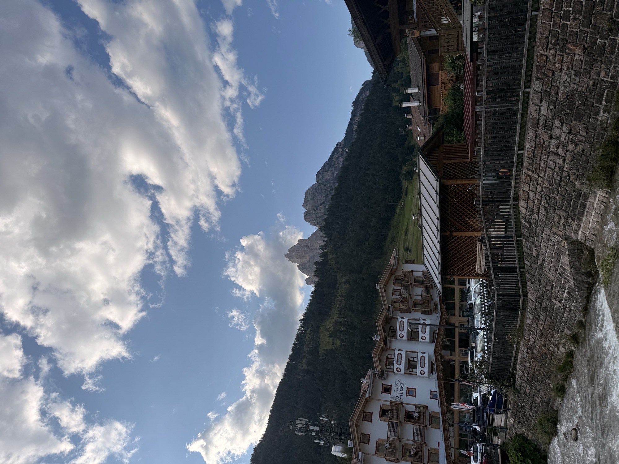 Pozza di Fassa, het dorpje waar we overnachtten, met de pieken van de Catinaccio-groep (Rosengarten) op de achtergrond.