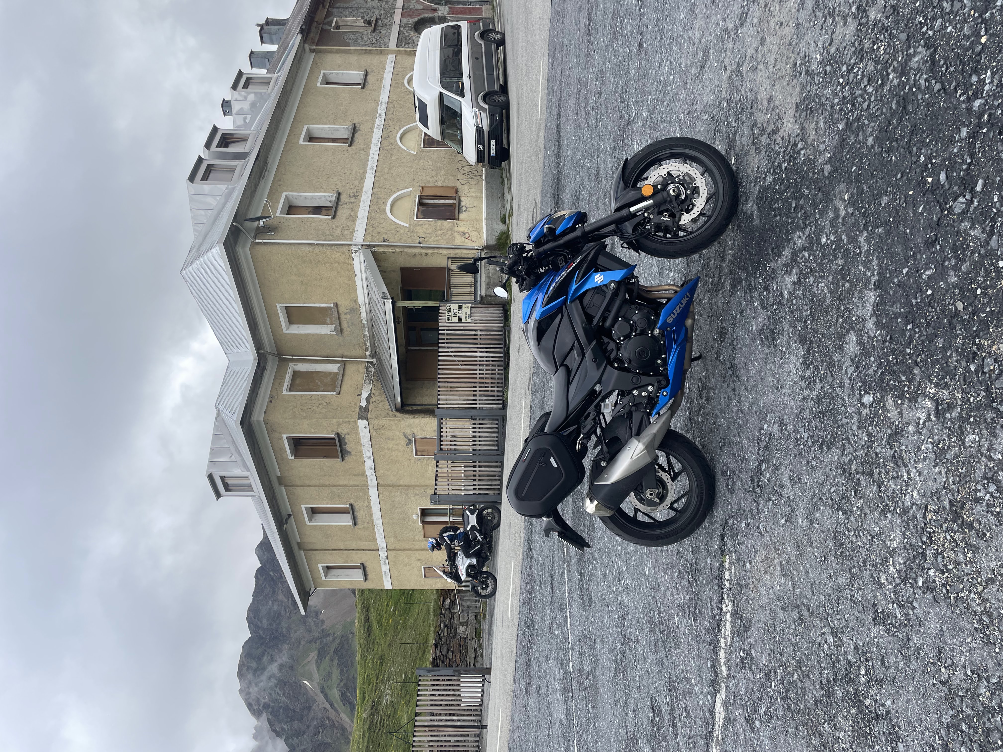 Deze splitsing tussen de Stelvio en de Umbrail fotografeerde ik in 2024 toevallig al, zonder dat ik het wist. In 2026 wist ik door dat typerende huisje meteen waar ik moest afslaan.
